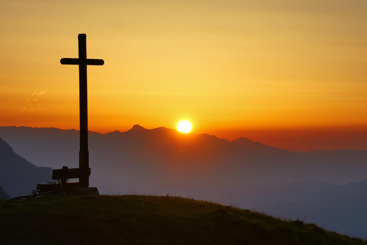 Gipfelkreuz vor Sonnenaufgang Gipfelkreuz auf Berg vor Sonnenaufgang